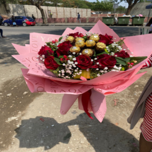 Buquê com  rosas e chocolate