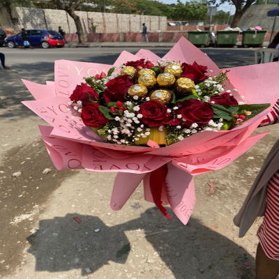Buquê com rosas e chocolate