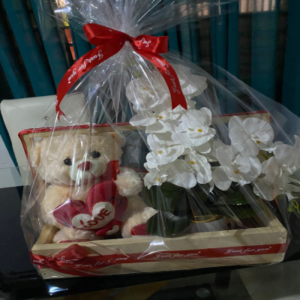 Cesta com urso e arranjo de orquídea