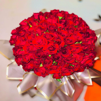 Buquê com 100 pé de rosas