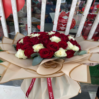 boque com rosa brancas e vermelhas